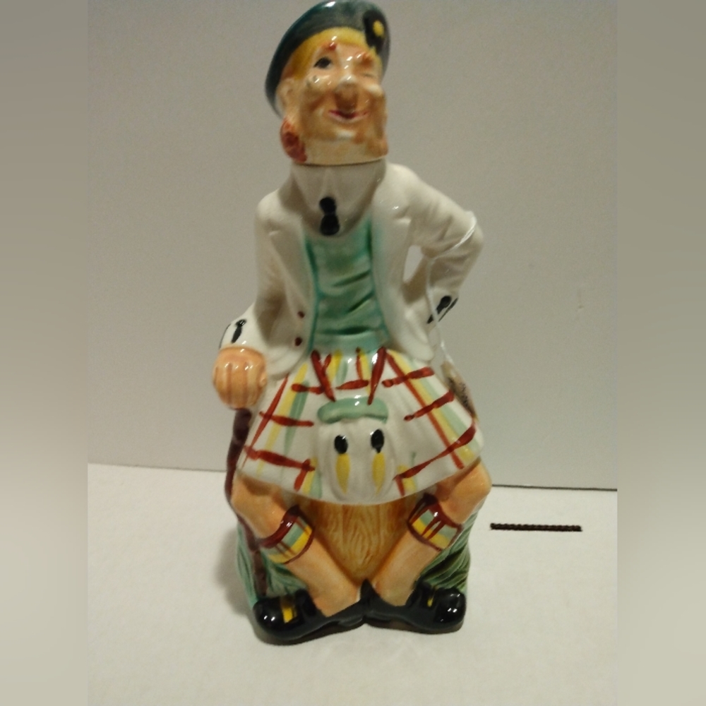 Vintage collectable hand painted whiskey decanter. Scotsman. Japan.